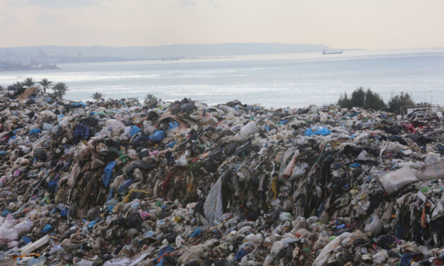 image: Pleide å ha sjøutsikt. Nå skjuler havet seg bak dette søppelberget
